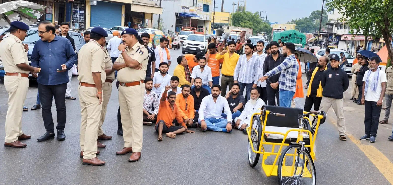 सिहावा रोड की बदहाली पर एनएसयूआई का चक्काजाम, एक सप्ताह में गड्ढे भरने का आश्वासन