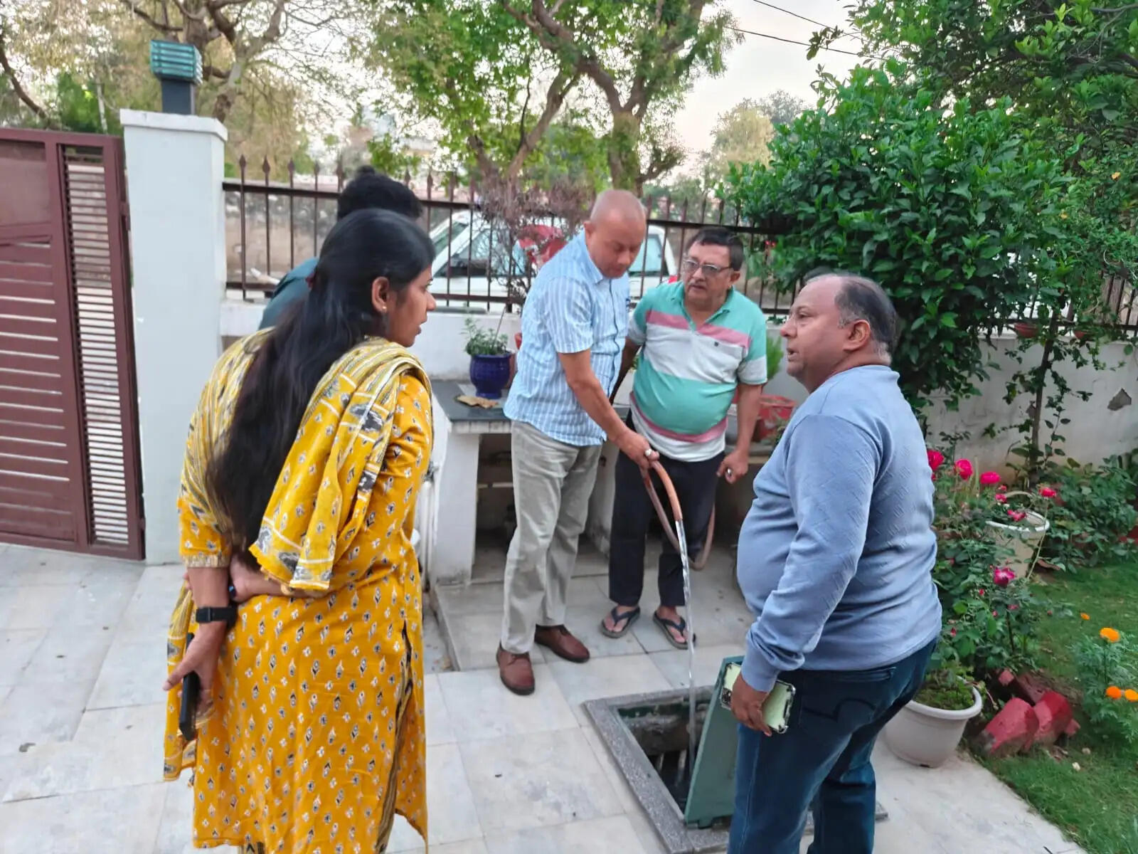 अलवर में पानी की समस्या को लेकर प्रशासन अलर्ट: अधिकारियों ने सुबह-सुबह घर-घर पहुंचकर जांची पेयजल व्यवस्था