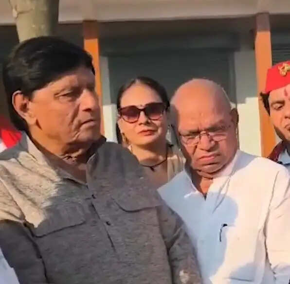 हापुड़: दीपक जाटव हत्याकांड में पीड़ित परिवार से मिले सपा सांसद, दो लाख रुपये की मदद