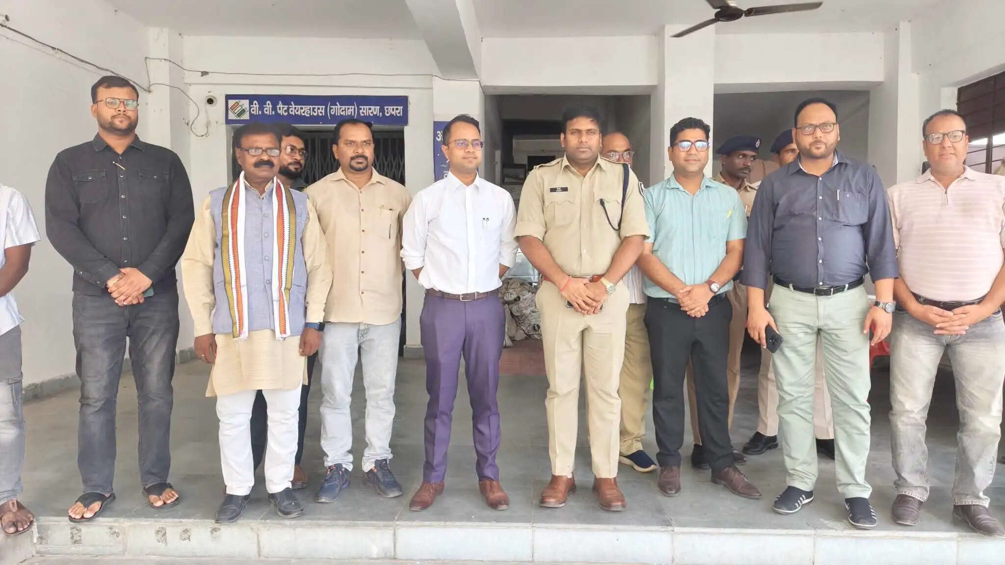 जिलाधिकारी एवं एसएसपी ने किया ईवीएम वेयरहाउस का निरीक्षण