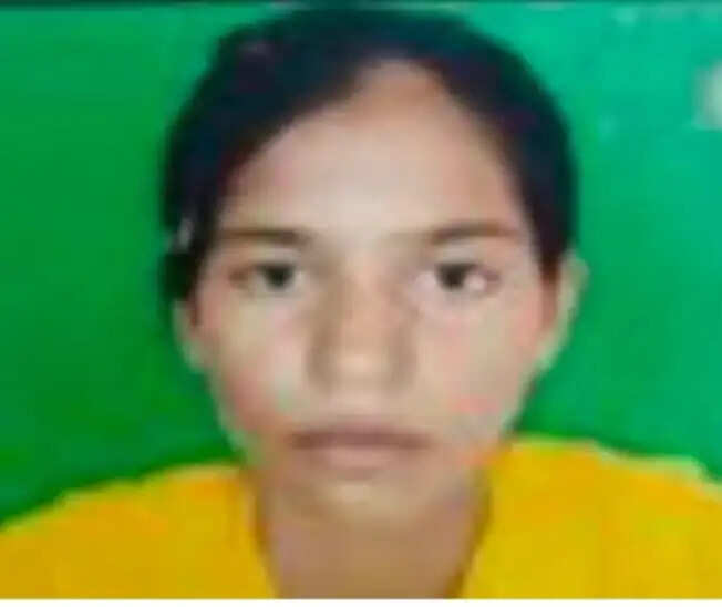 घर में अकेली छात्रा ने फांसी लगाकर की आत्महत्या