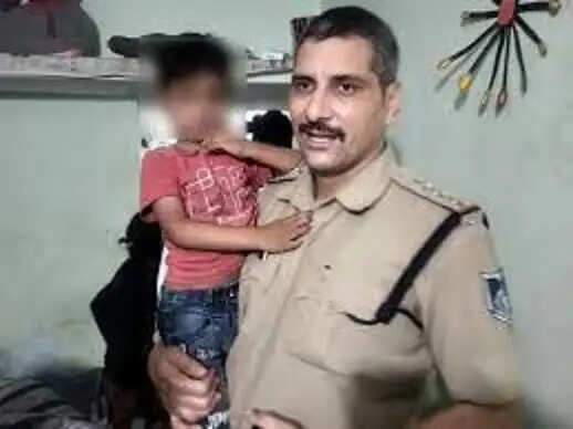 इंदौर में 4 साल का मासूम लापता, पुलिस&nbsp;तलाश में&nbsp;ढाई घंटे बाद मंदिर में सुरक्षित मिला