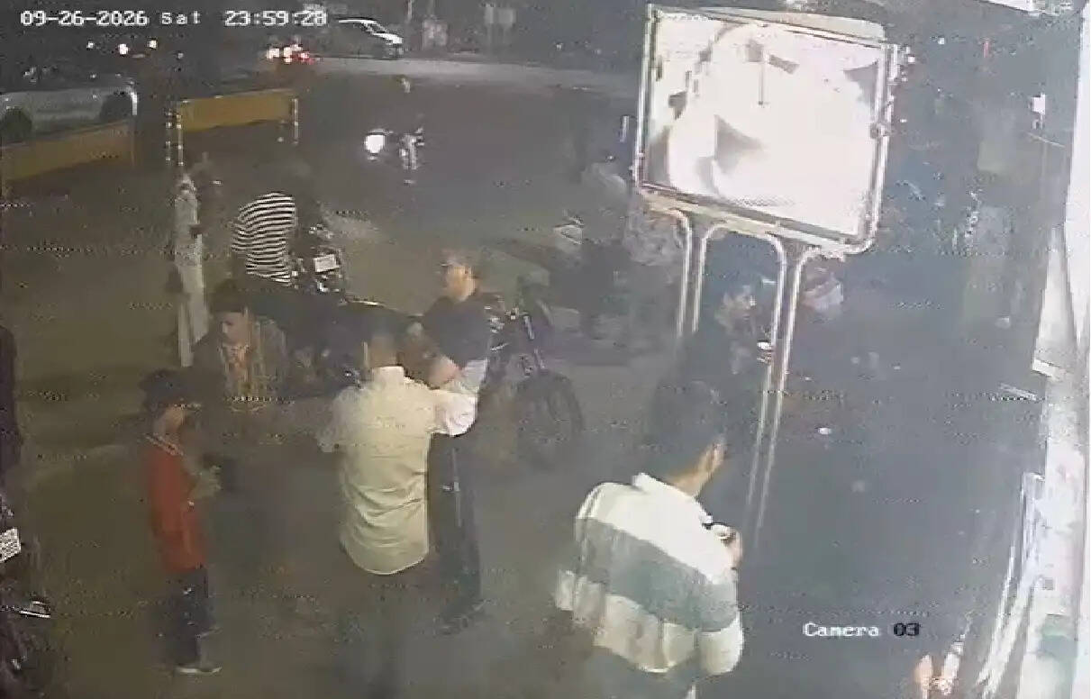 भोपाल: आधी रात बच्चों की तलाश में निकला बाल आयोग, कहीं बीड़ी-सिगरेट बेचता मिला मासूम तो कहीं शराब के नशे में मिली किशोरी