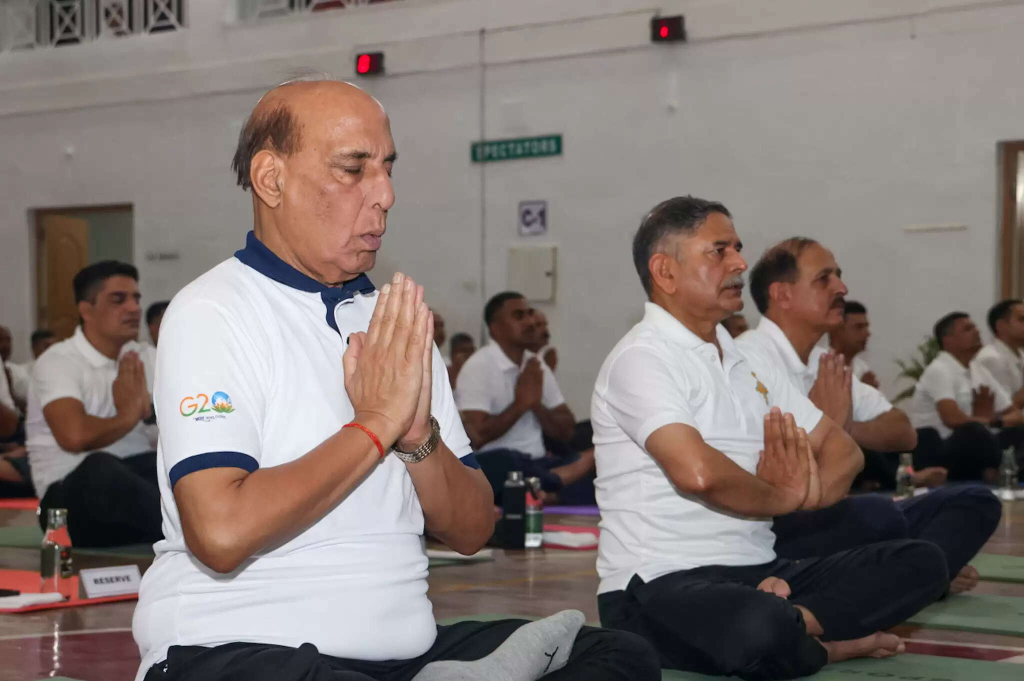 (अपडेट) एक सैनिक को शारीरिक और मानसिक रूप से तैयार करता है योग: राजनाथ सिंह