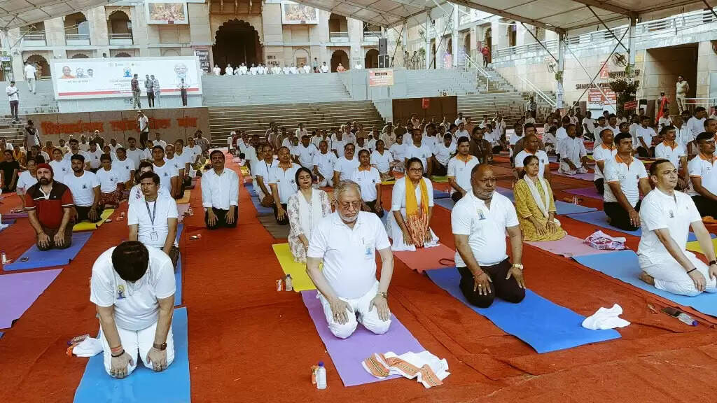 अंतर राष्ट्रीय योग दिवस: आदि योगी की नगरी काशी हुई योगमय,रिमझिम फुहारों के बीच सामूहिक योगाभ्यास