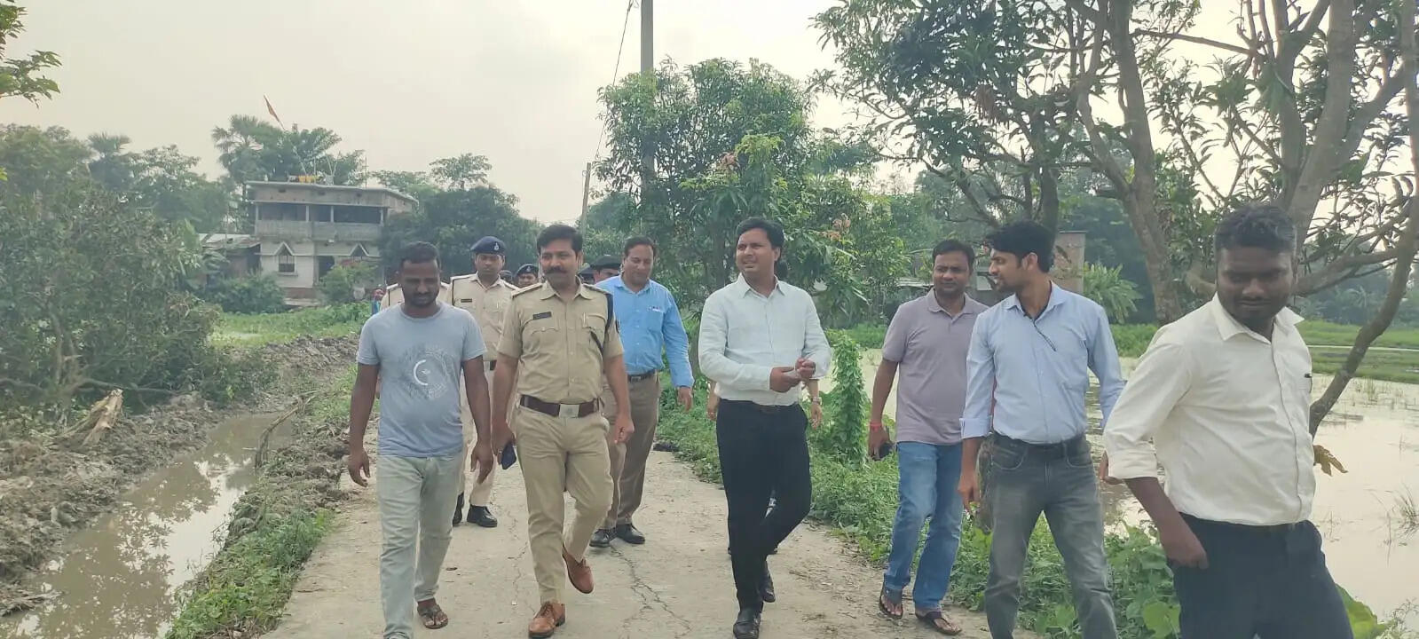 एसडीएम और एसडीपीओ ने बाढ़ से निजात को लेकर किए जा रहे नाला निर्माण कार्य का किया निरीक्षण
