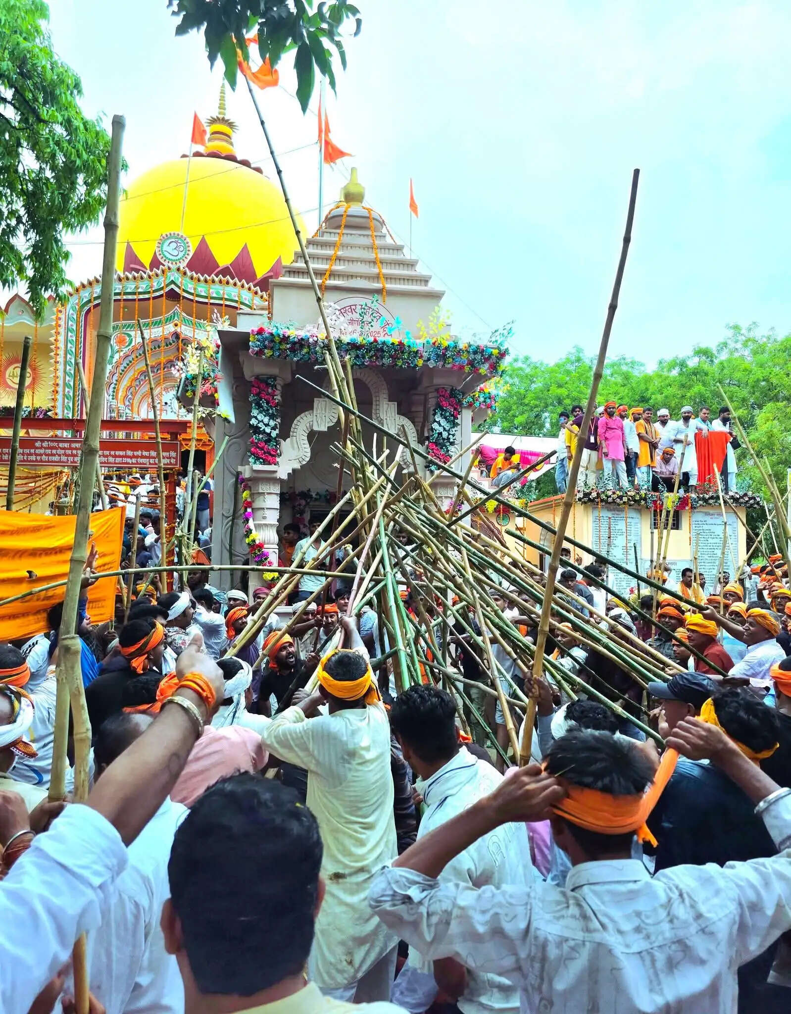 बलिया में श्रीनाथ मठ पर ऐतिहासिक रोट पूजन में हजारों लाेगाें की लाठियों की गूंज