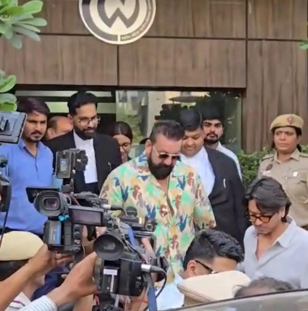 सरके चुनर तेरी सरके गाने को लेकर एनसीडब्ल्यू के सामने हुए पेश संजय दत्त, मांगी माफी