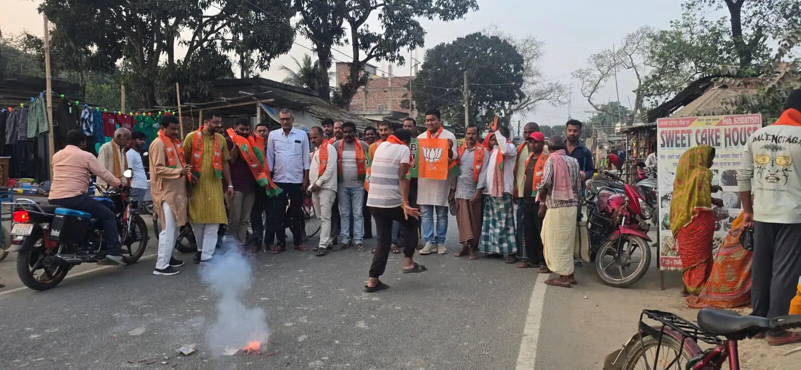 राज्यसभा के पांचों सीट पर एनडीए उम्मीदवार की जीत पर जश्न