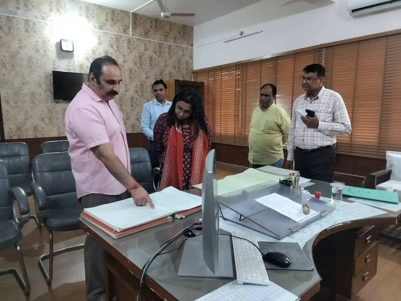 पलवल चीनी मिल में डीसी ने किया औचक निरीक्षण,कई कर्मचारी मिले अनुपस्थित