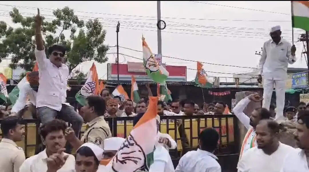 बिजली दर वृद्धि और अघोषित कटौती के विरोध में कांग्रेस का प्रदर्शन, विद्युत कार्यालय का घेराव कर मुख्यमंत्री का किया पुतला दहन