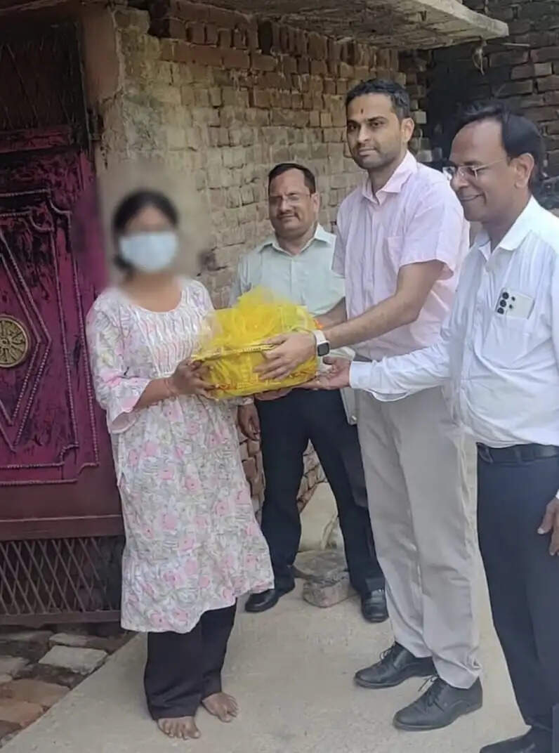 जिलाधिकारी ने घर पहुंचकर क्षय रोगियों को वितरित की पोषण पोटली