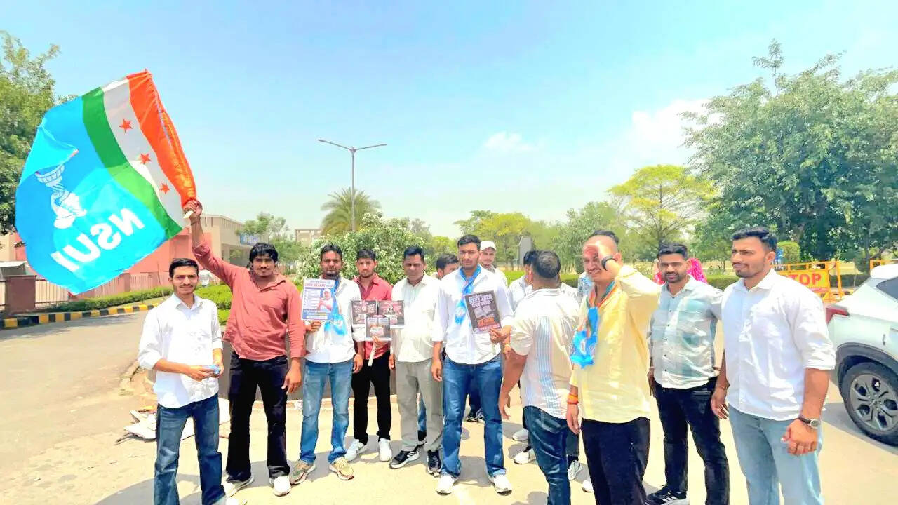 जींद : नीट परीक्षा रद्द होने पर विश्वविद्यालय में एनएसयूआई ने किया प्रदर्शन