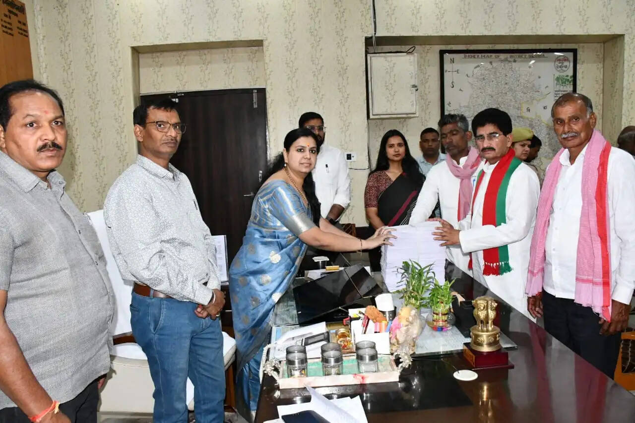 जिलाधिकारी ने राजनीतिक दलों के प्रतिनिधियों को सौंपी मतदाता सूची