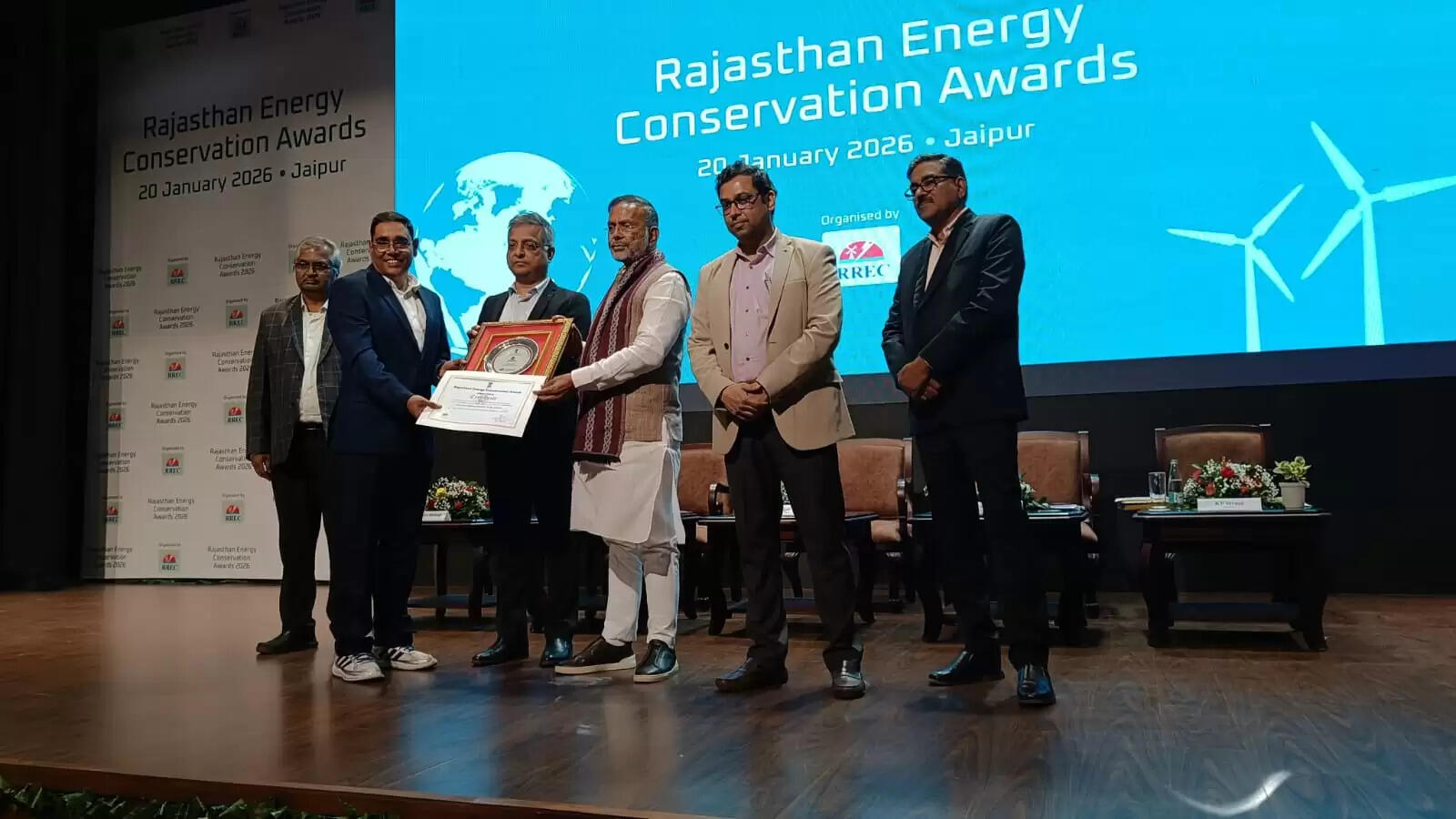 राजस्थान के अलवर रेलवे स्टेशन को प्रथम तथा जयपुर रेलवे स्टेशन को द्वितीय पुरस्कार