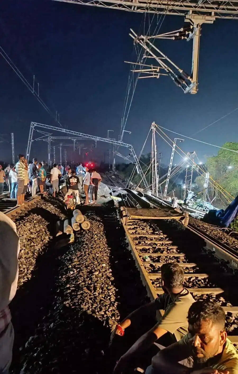 न्यू फरक्का में रेल लाइन के नीचे मिट्टी धंसी, कई ट्रेनें रद्द
