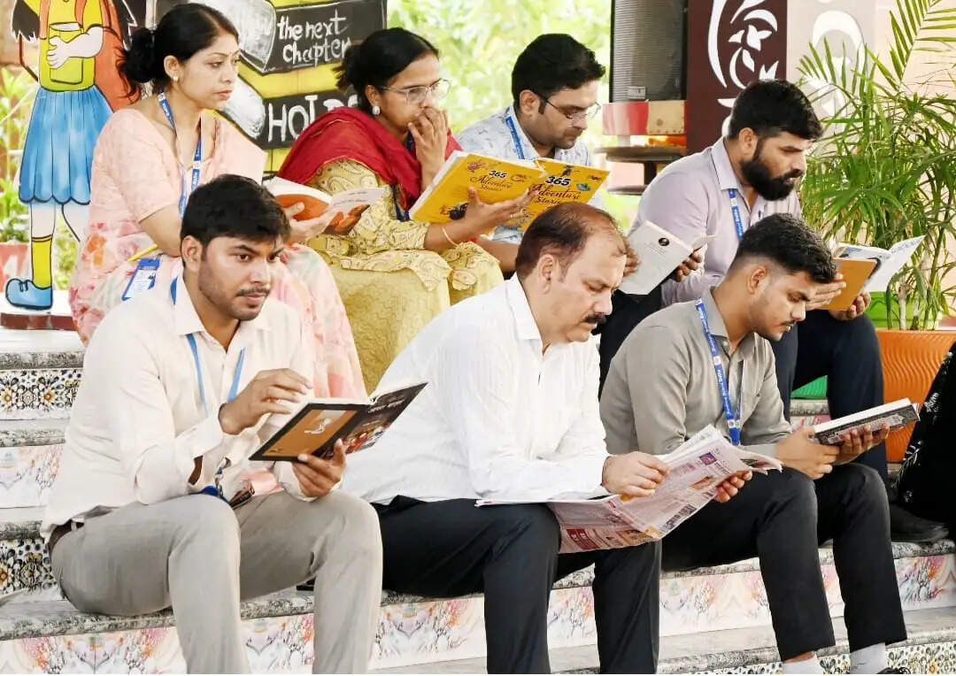 बलिया में रीडिंग महोत्सव, सनबीम स्कूल में विद्यार्थियों ने एक साथ पढ़ी किताबें