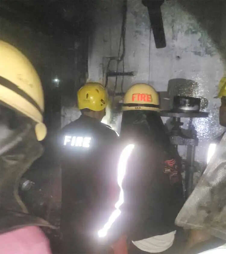 फैक्ट्री में लगी आग, दमकल कर्मियों की त्वरित कार्रवाई से हादसा टला