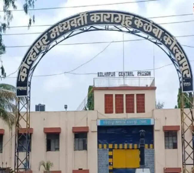 कलंबा के जेलर पर जानलेवा हमला करने के मामले में छह कैदियों पर मुकदमा दर्ज