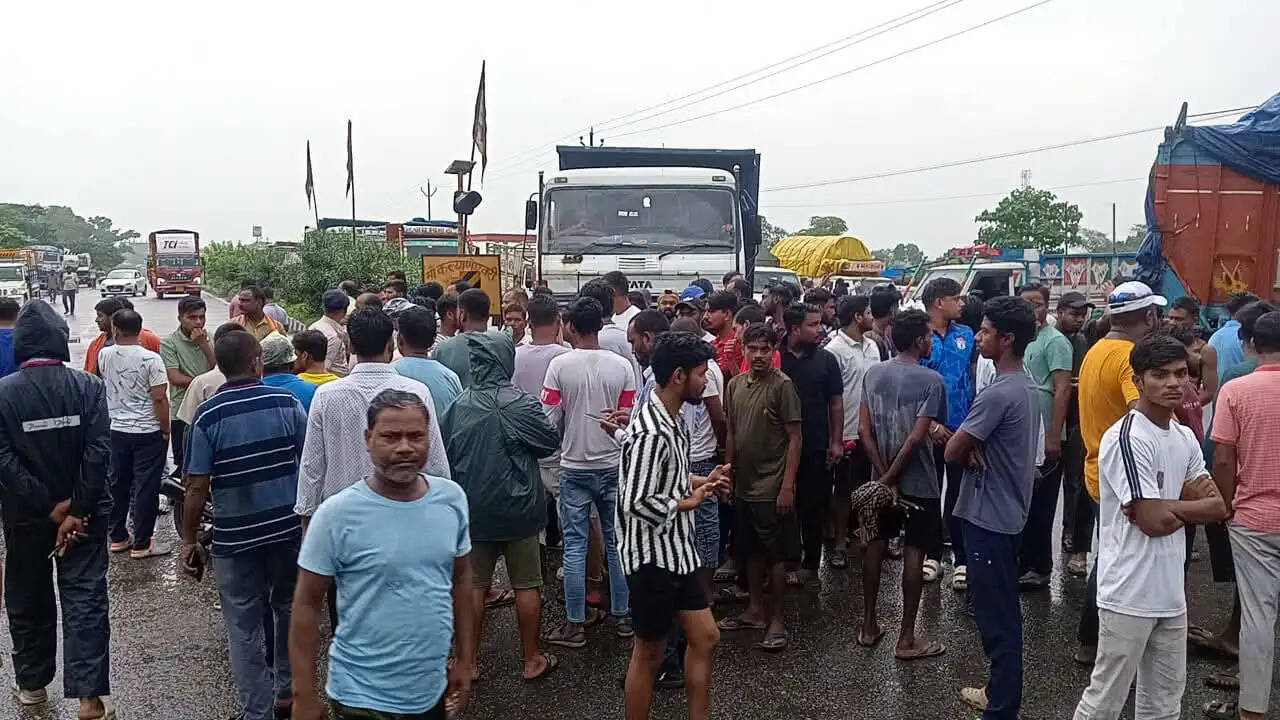ट्रक की टक्कर से बाइक सवार की मौत, लोगों ने जाम किया सडक