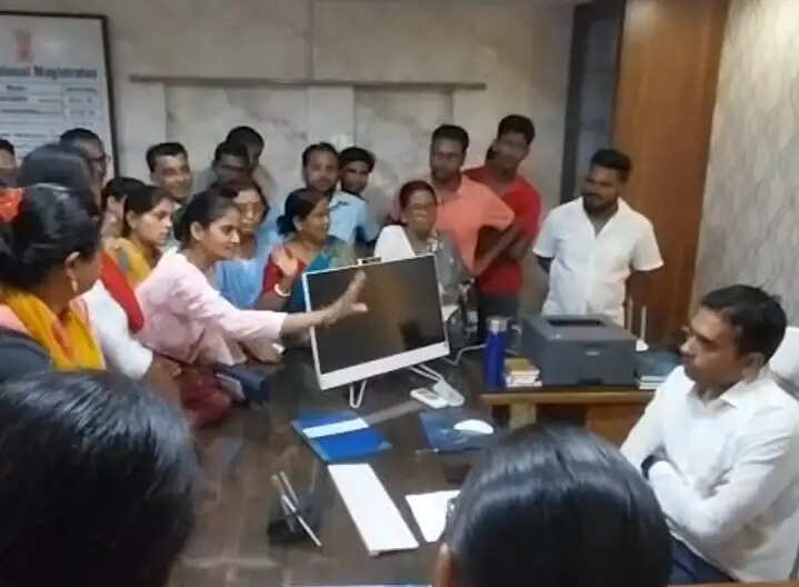 अन्नपूर्णा योजना की राशि नहीं मिलने पर महिलाओं ने एसडीओ कार्यालय का किया घेराव