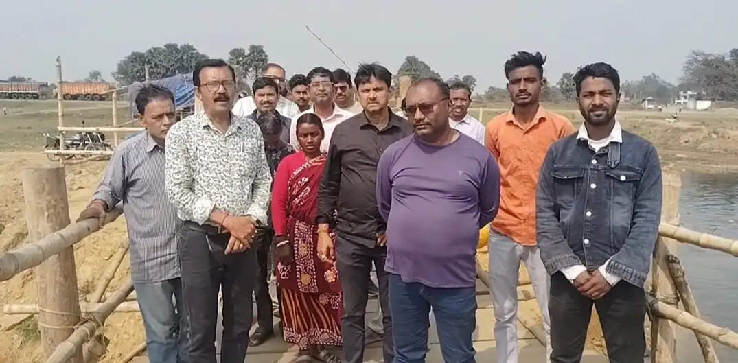दामोदर बिहारीनाथ सेतु बंधन कमेटी ने नदी पर स्थायी ब्रिज बनाने की मांग को चुनावी मुद्दा बनाने का निर्णय लिया