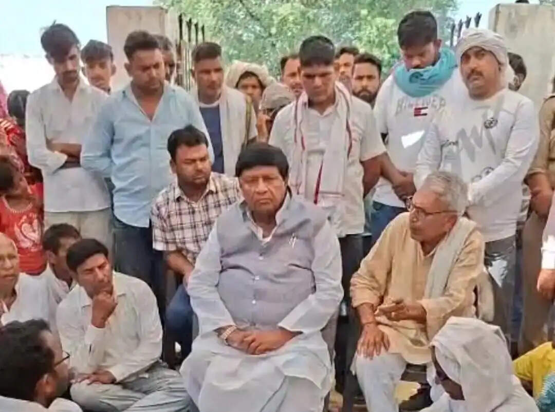 पीड़ित परिवार से मिले राज्यसभा सांसद रामजी लाल सुमन