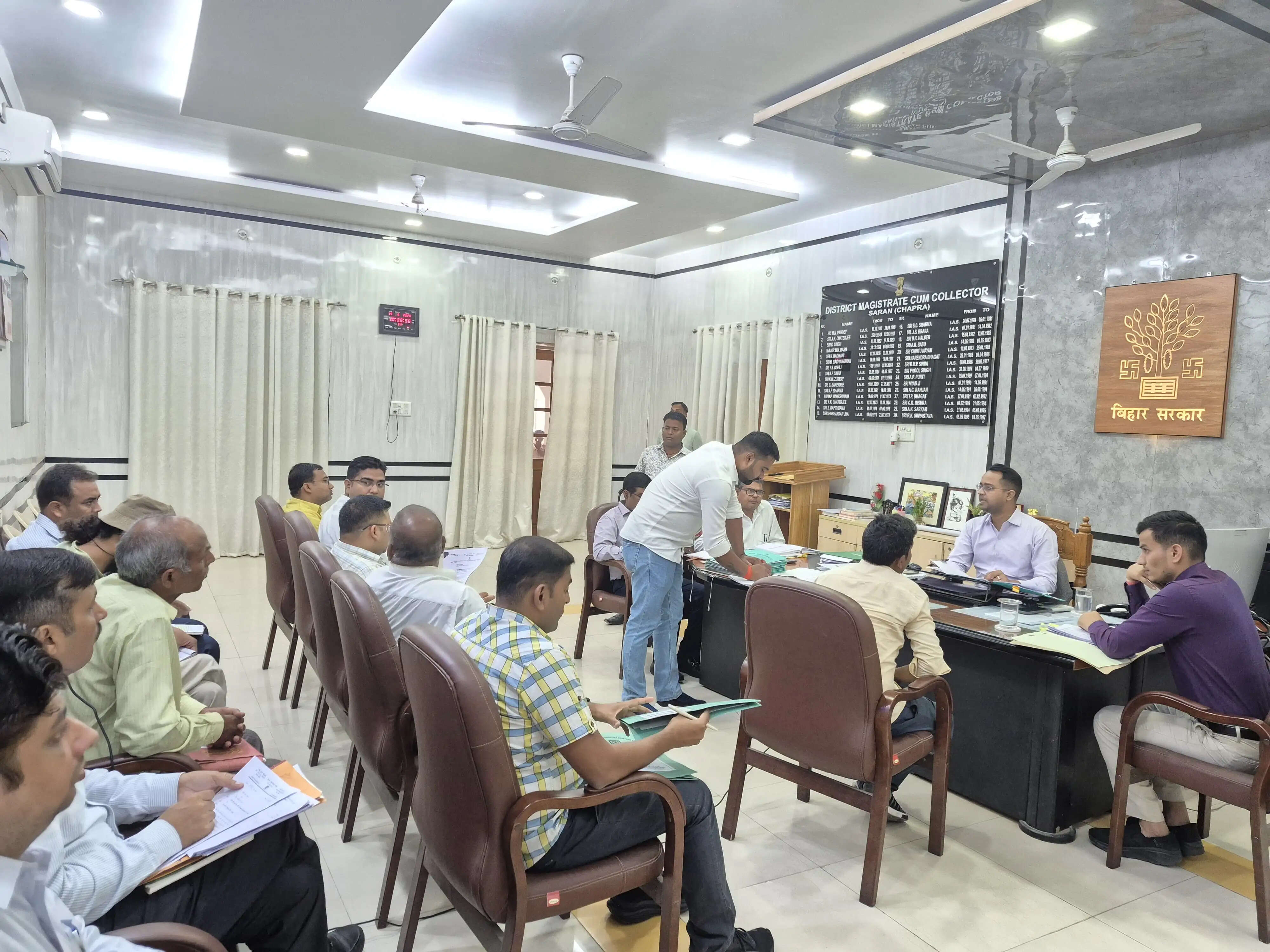 जिलाधिकारी ने लोक शिकायत के 17 मामलों का किया निवारण