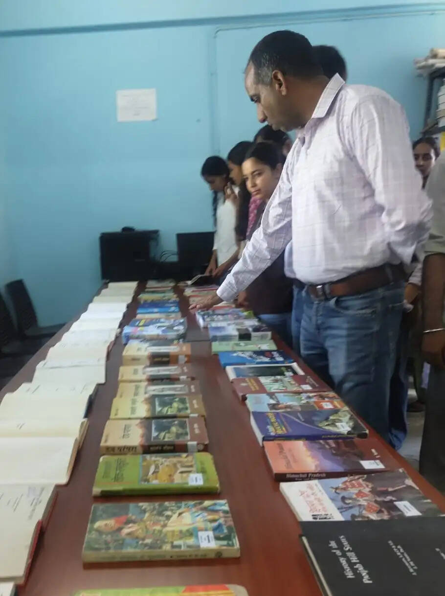 राजकीय महाविद्यालय कोटली में पुस्तकालयाध्यक्ष दिवस के उपलक्ष्य में पुस्तक प्रदर्शनी