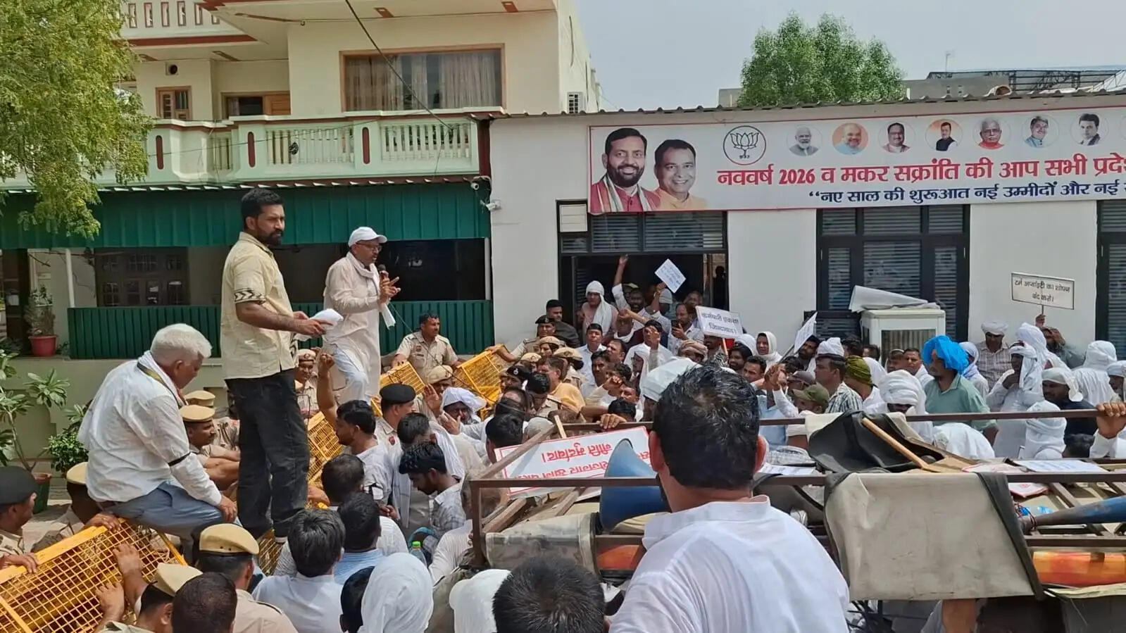 हिसार में पीडब्ल्यूडी मैकेनिकल कर्मचारियाें ने किया प्रदर्शन, मंत्री गंगवा ने दिया वार्ता का आमंत्रण