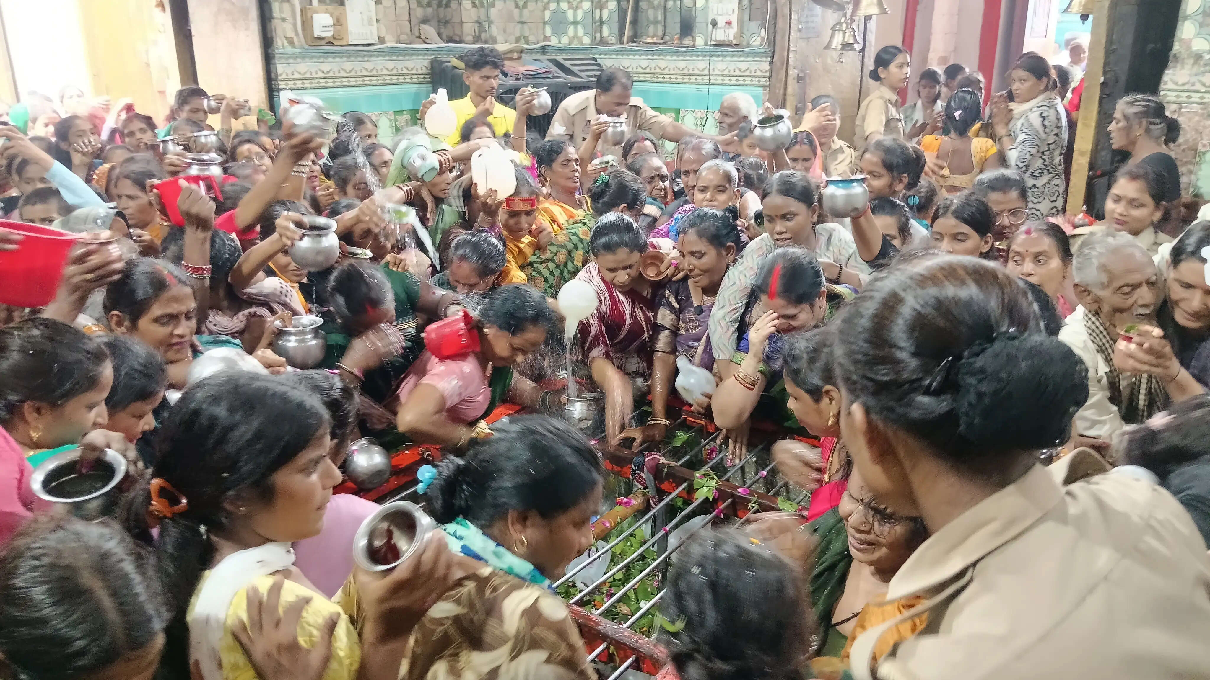 कजरी तीज पर लोधेश्वर धाम में उमड़ा आस्था का सैलाब