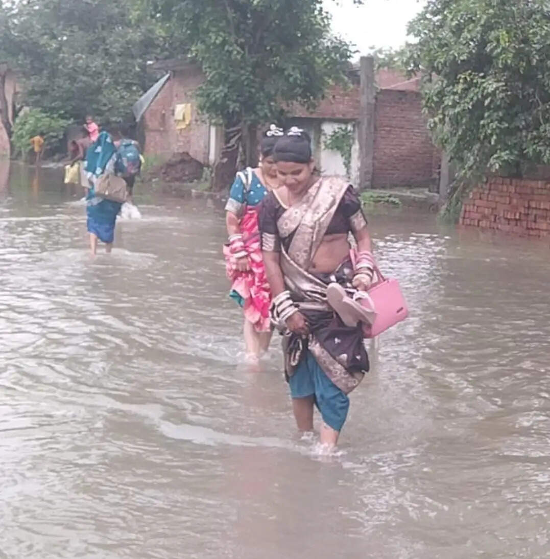 फर्रुखाबाद: रक्षाबंधन पर घुटने तक भरे बाढ़ के पानी से होकर भाइयों के घर राखी बांधने पहुंच रहीं बहनें