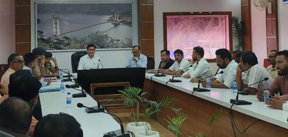 टिहरी झील में लाइसेंस सीमा तय करने और नए बोटिंग प्वाइंटों पर हुई चर्चा