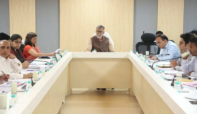 मंत्री प्रहलाद पटेल ने विभागीय योजनाओं की समीक्षा की, पारदर्शी क्रियान्वयन पर दिया जोर