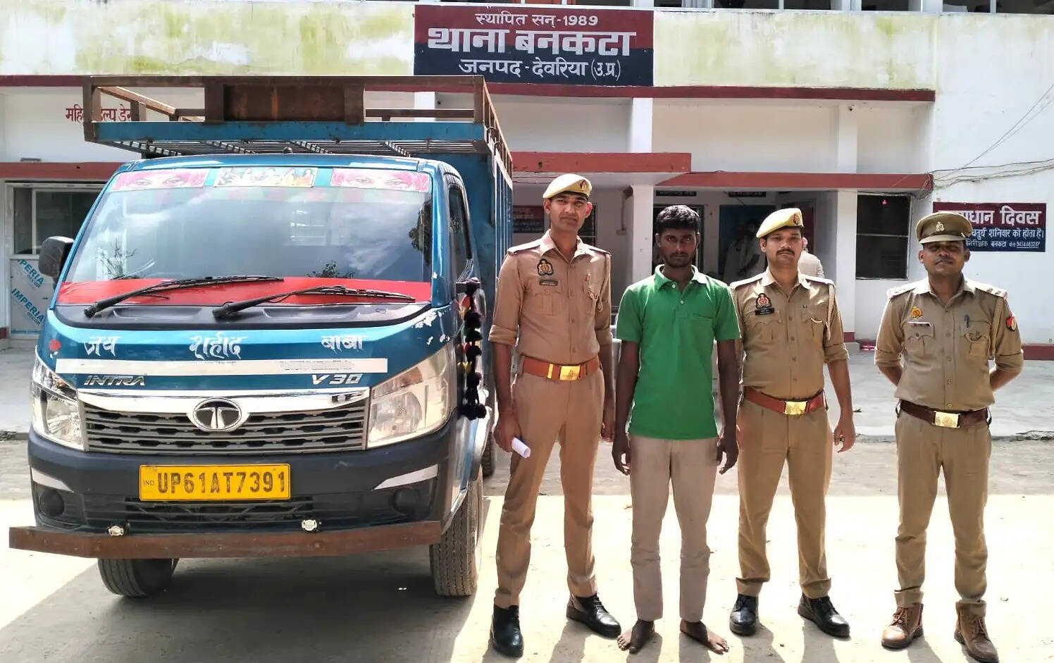देवरिया में पुलिसकर्मियों को कुचलने की कोशिश, एक घायल, चार गोवंश बरामद