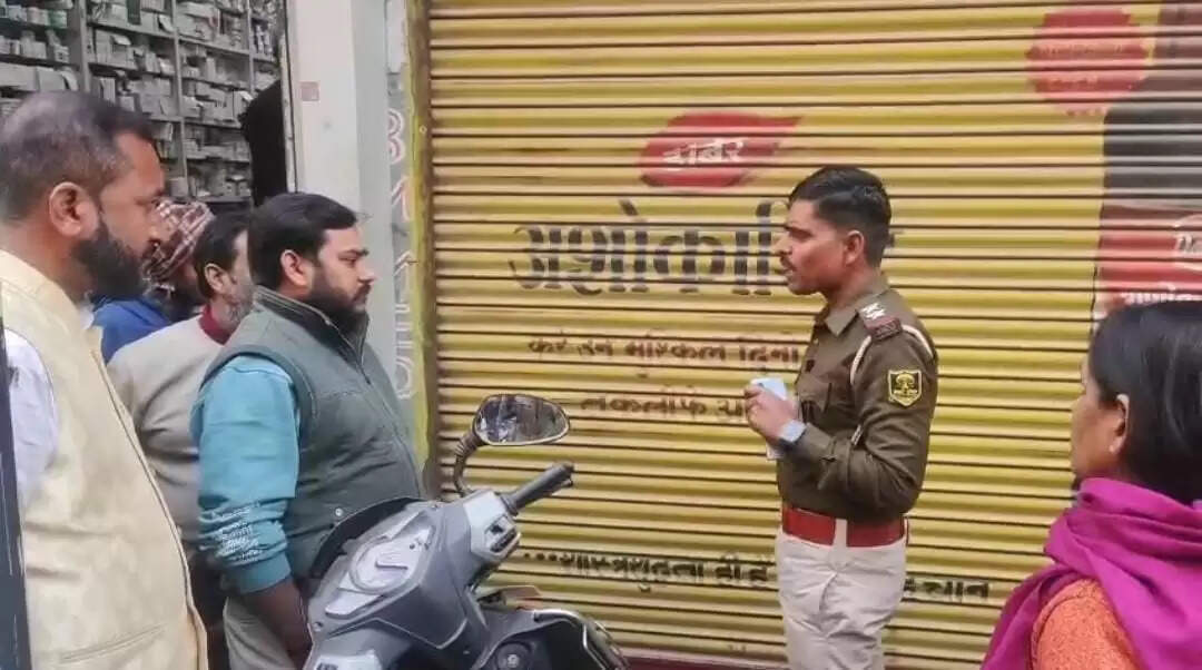 दुकान में जबरदस्ती ताला जड़ने का लगाया आरोप, छानबीन में जुटी पुलिस