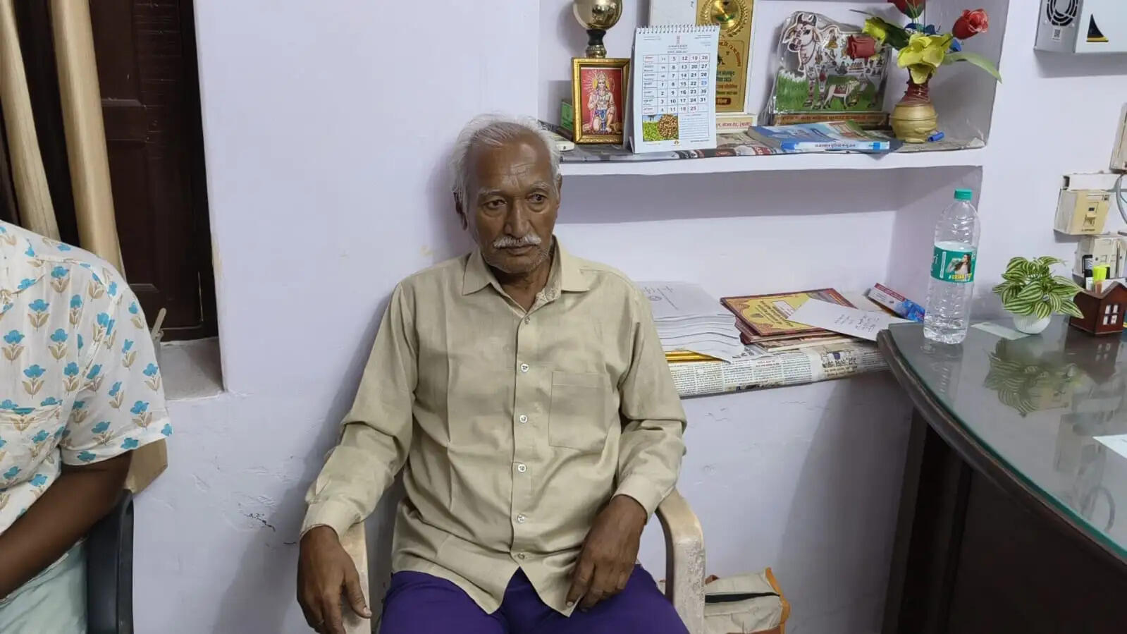 पट्टा जारी कराने के नाम पर 25 हजार की रिश्वत लेते संविदा कर्मी गिरफ्तार