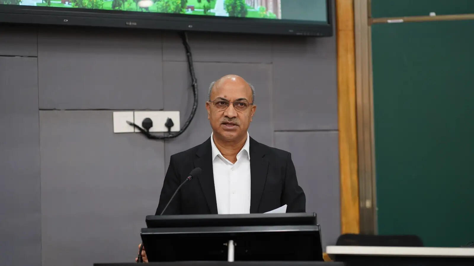 औद्योगिक इकोसिस्टम को मजबूती: जिला उद्योग अफसरों को इन्वेस्ट यूपी दिला रहा आईआईएम में बिजनेस ट्रेनिंग