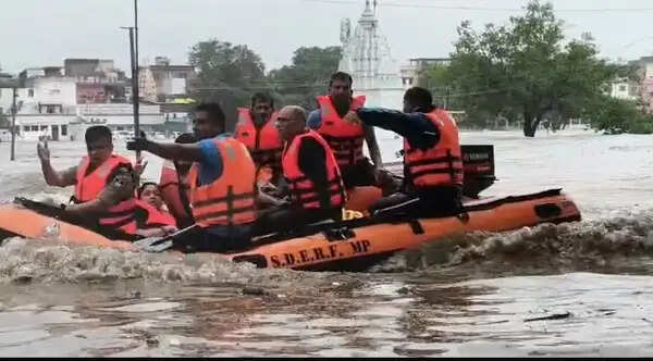 बारिश और बाढ़ के बीच मध्य प्रदेश पुलिस का बड़ा रेस्क्यू अभियान, 98 लोगों की बचाई जान