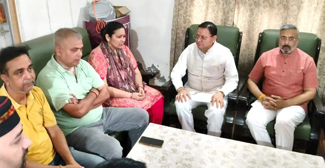 मुख्यमंत्री धामी ने मनोज जखमोला के आवास पहुंचकर जताया शोक