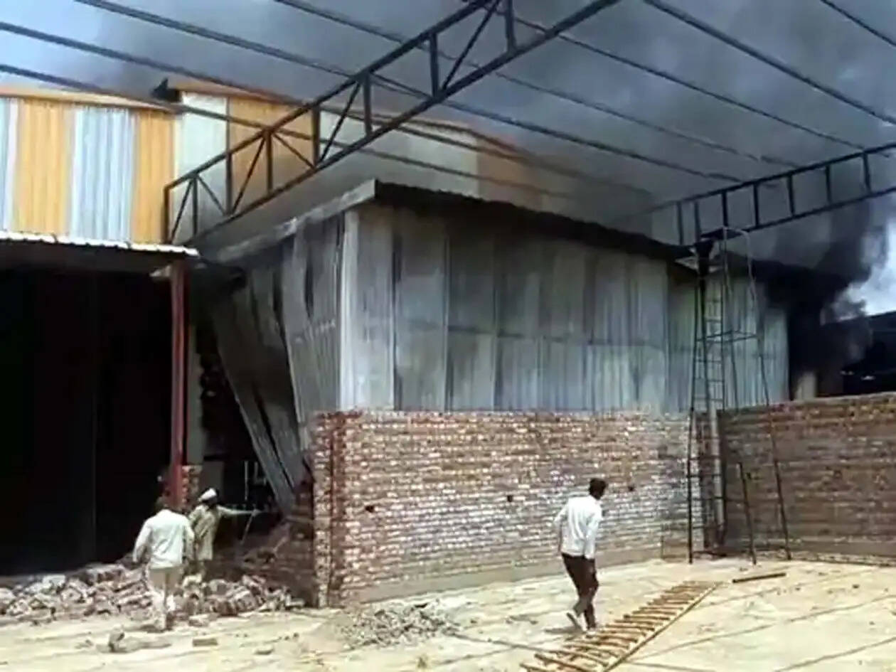 हिसार में कई माह से बंद पड़ी गद्दा फैक्ट्री में आग