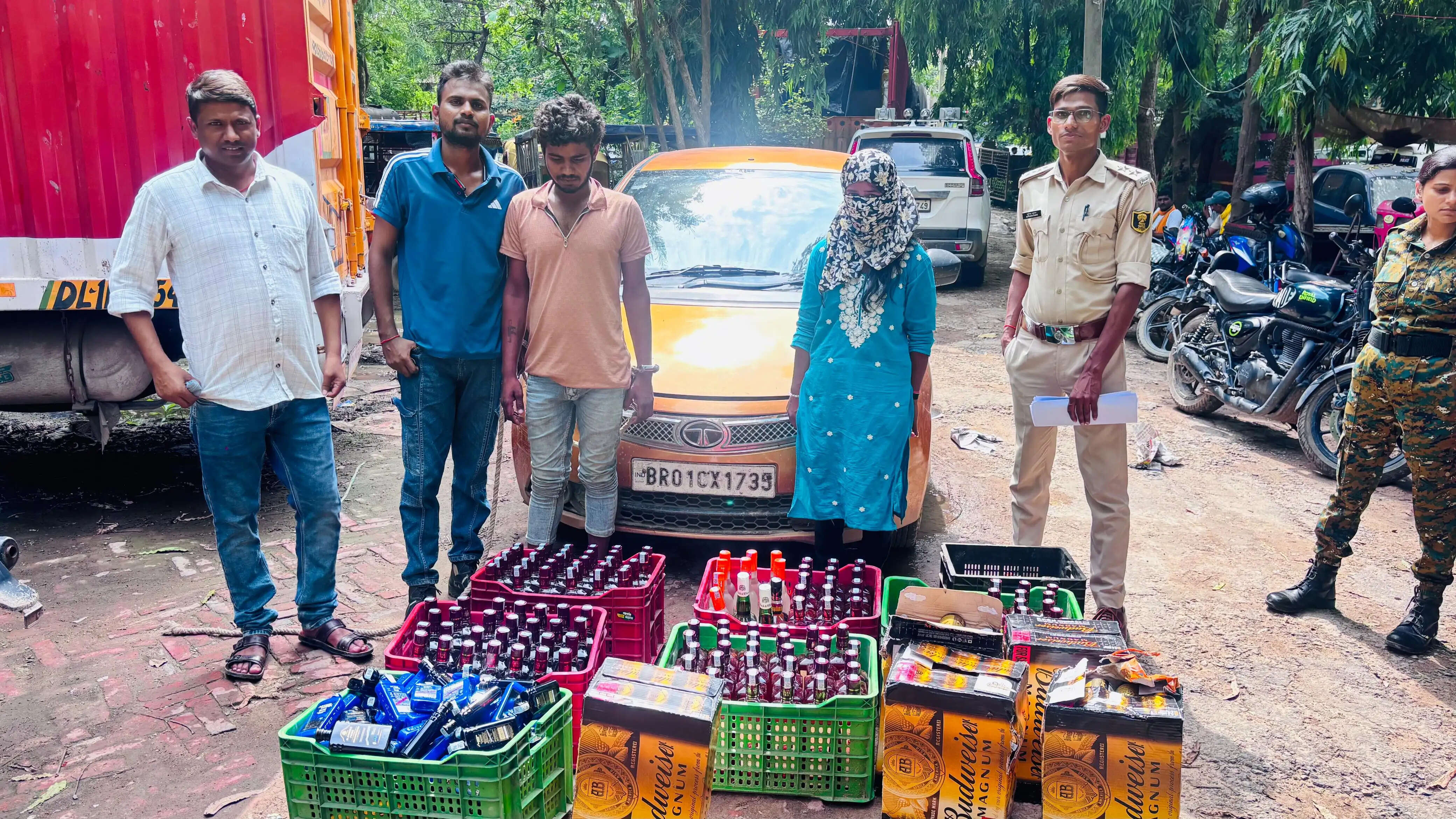 बलिया से पटना जा रही कार से 176 लीटर विदेशी शराब बरामद, दो तस्कर दबोचे गए