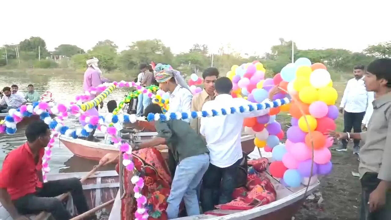 तालाब की लहरों पर सजी बारात, नावों में बैठकर दूल्हा पहुंचा ससुराल