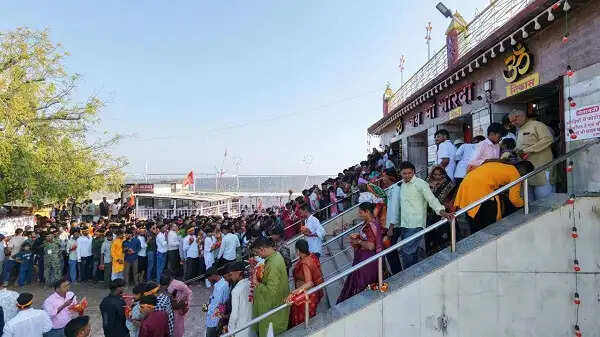 नवरात्रि पर आस्था का सैलाब: मैहर में मां शारदा के दरबार में उमड़ी श्रद्धा