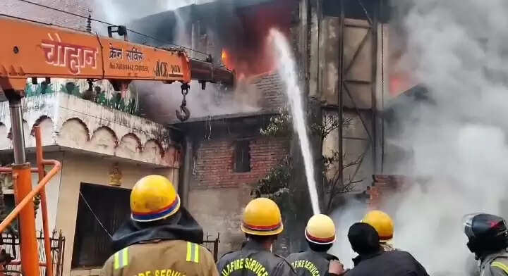 कानपुर में प्लास्टिक दाना फैक्ट्री में शॉर्ट सर्किट से लगी आग, लाखों का नुकसान