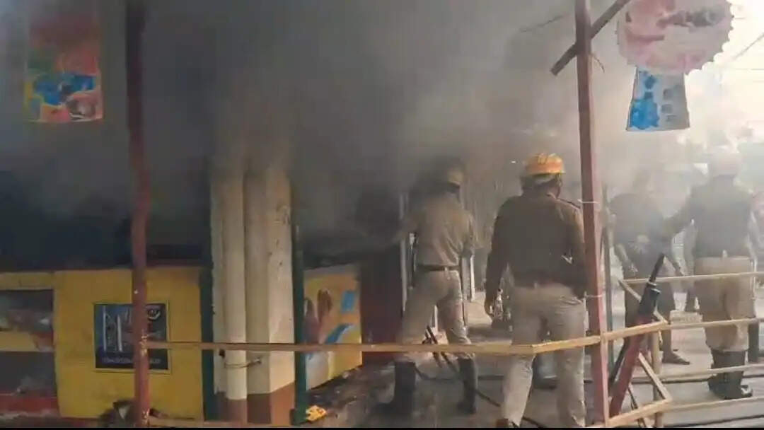 लगाने से स्टेशनरी दुकान जलकर राख