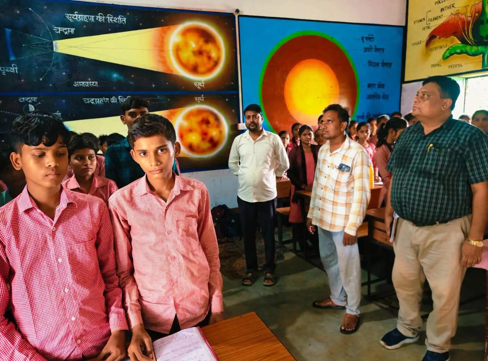 महोबा : अधिकारियों ने परखी स्कूलों की हकीकत, मिड-डे-मील और उपस्थिति का लिया जायजा