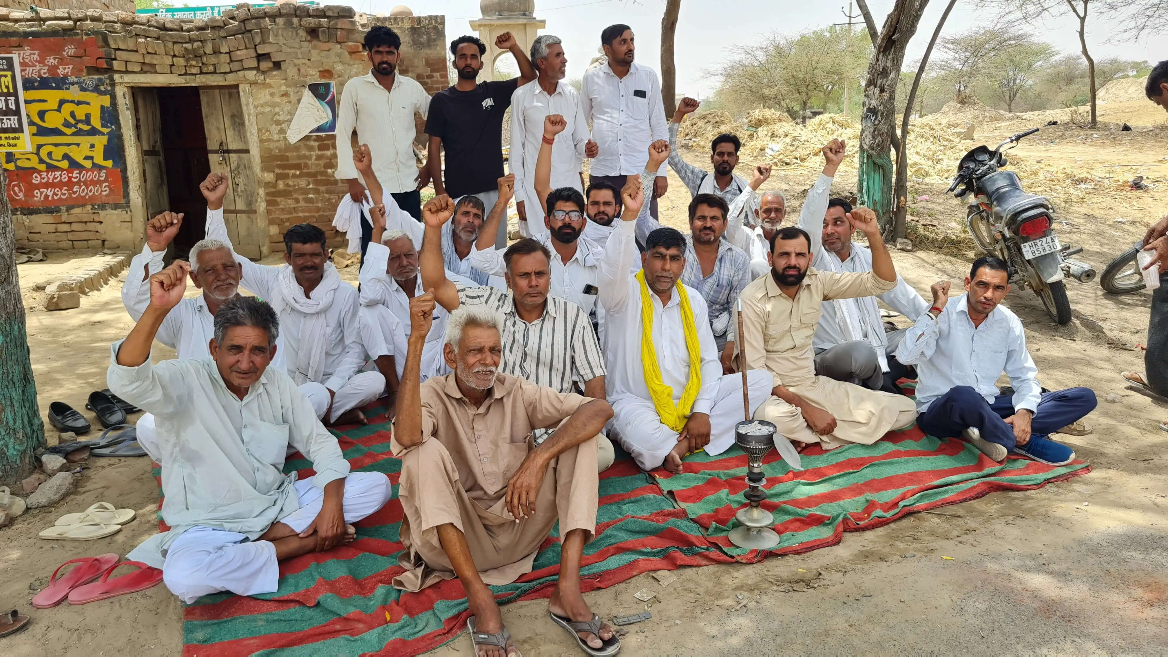 सिरसा: पेयजल व सिंचाई पानी की मांग पर किसानों ने लगाया धरना