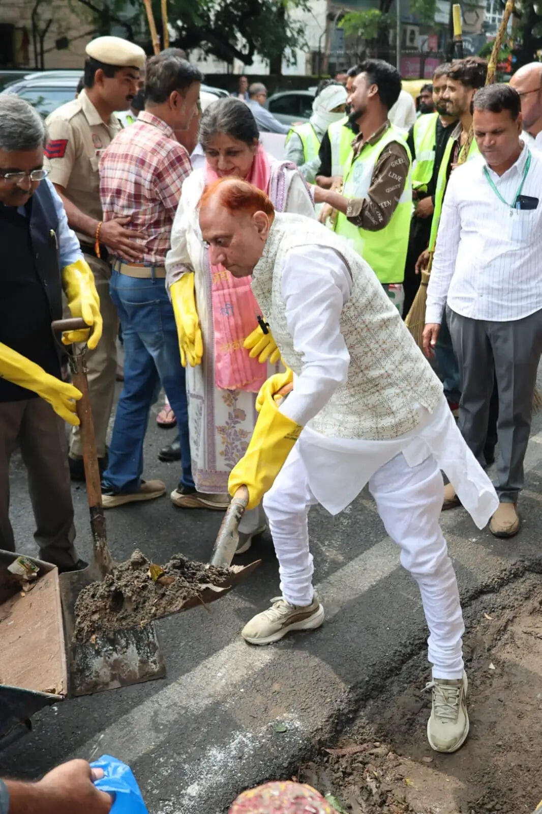 महापौर ने मालवीय नगर में मेगा अभियान का किया नेतृत्व, सड़क पर की सफाई