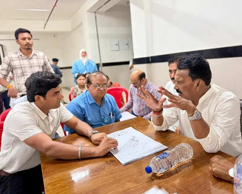 इंदौरः मंत्री सिलावट ने 27 करोड़ रुपये की लागत से बनने वाले अस्पताल एवं कॉलेज भवन का किया अवलोकन